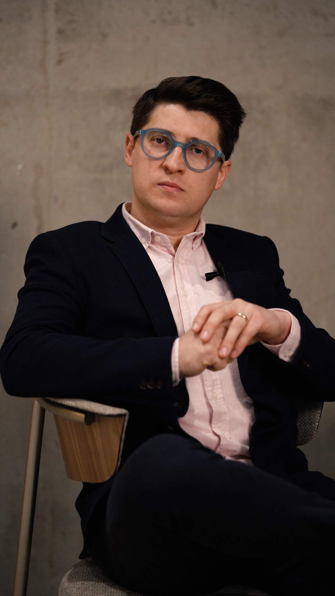 Retrato editorial em preto e branco do designer Deivid de Almeida
