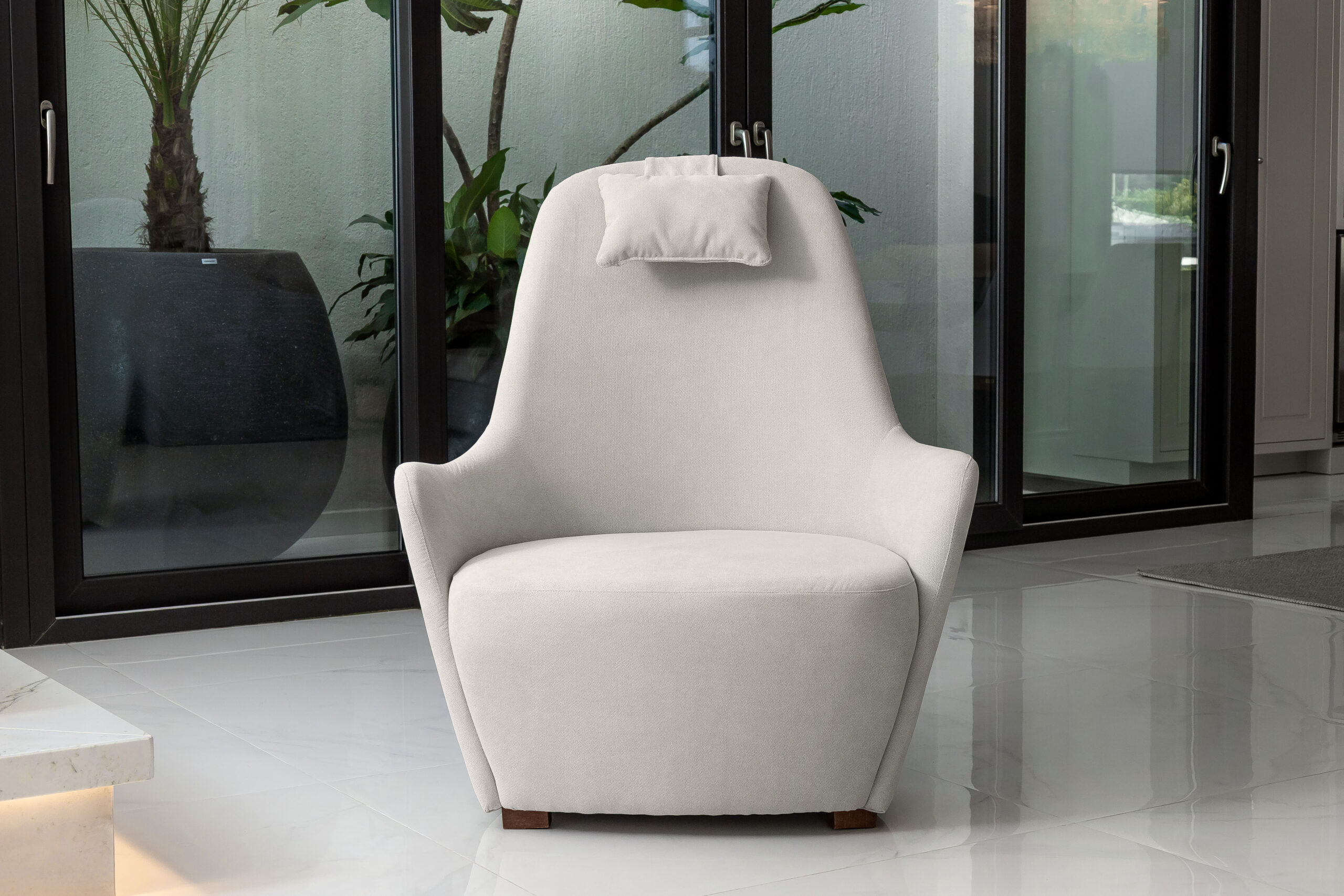 Poltrona off-white em ambiente iluminado - Nuvvo Design