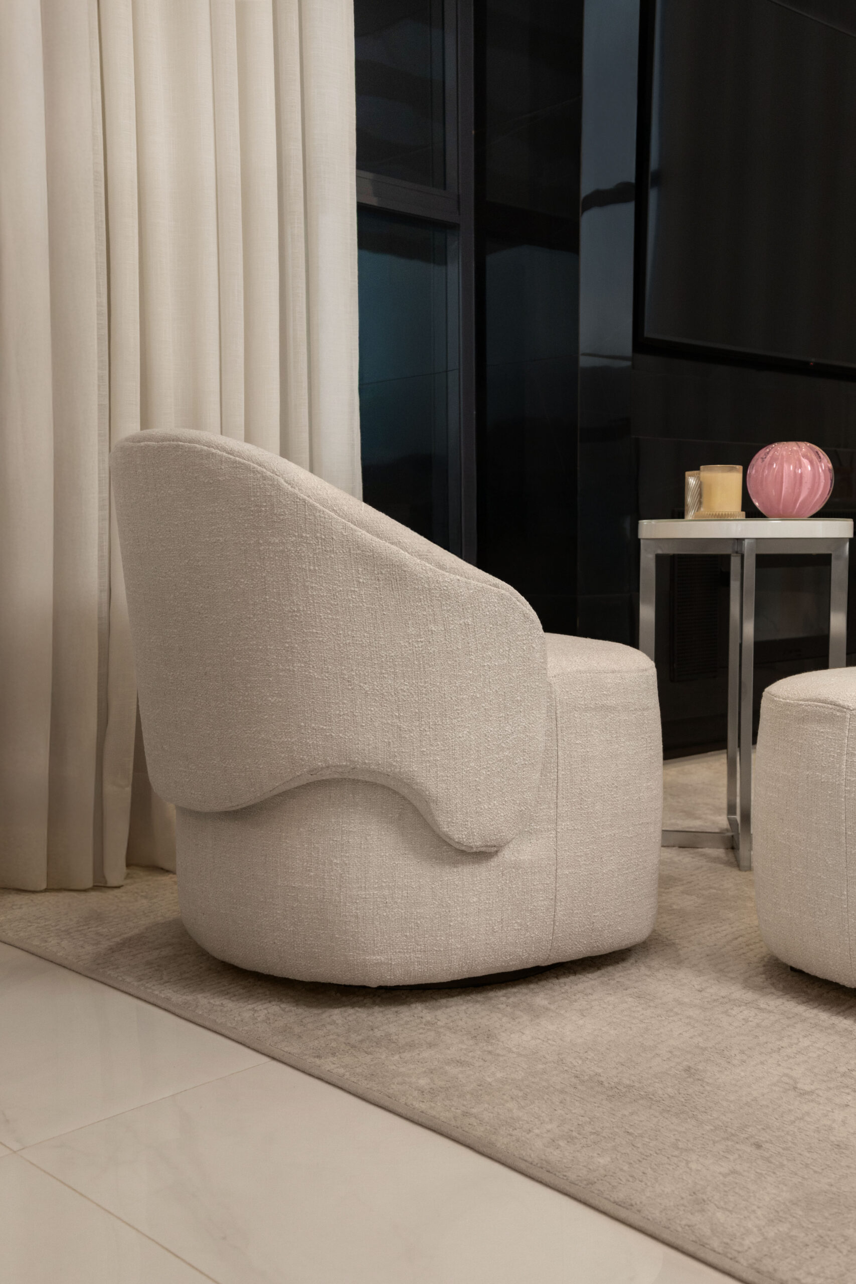 Poltrona giratória de boucle em ambiente contemporâneo - Nuvvo Design